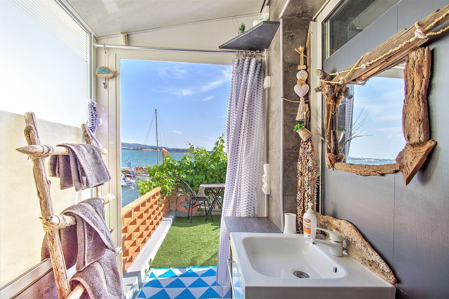 Salle de bains avec vue sur mer