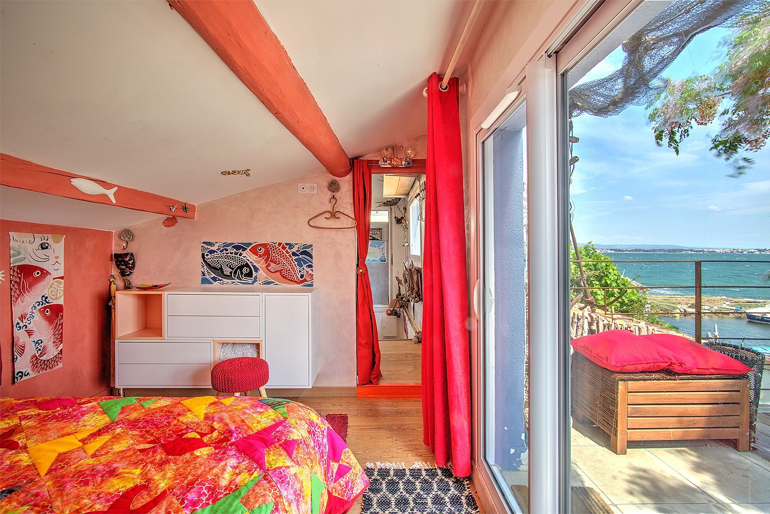 Chambre avec porte fenêtre ouverte donnant sur la terrasse