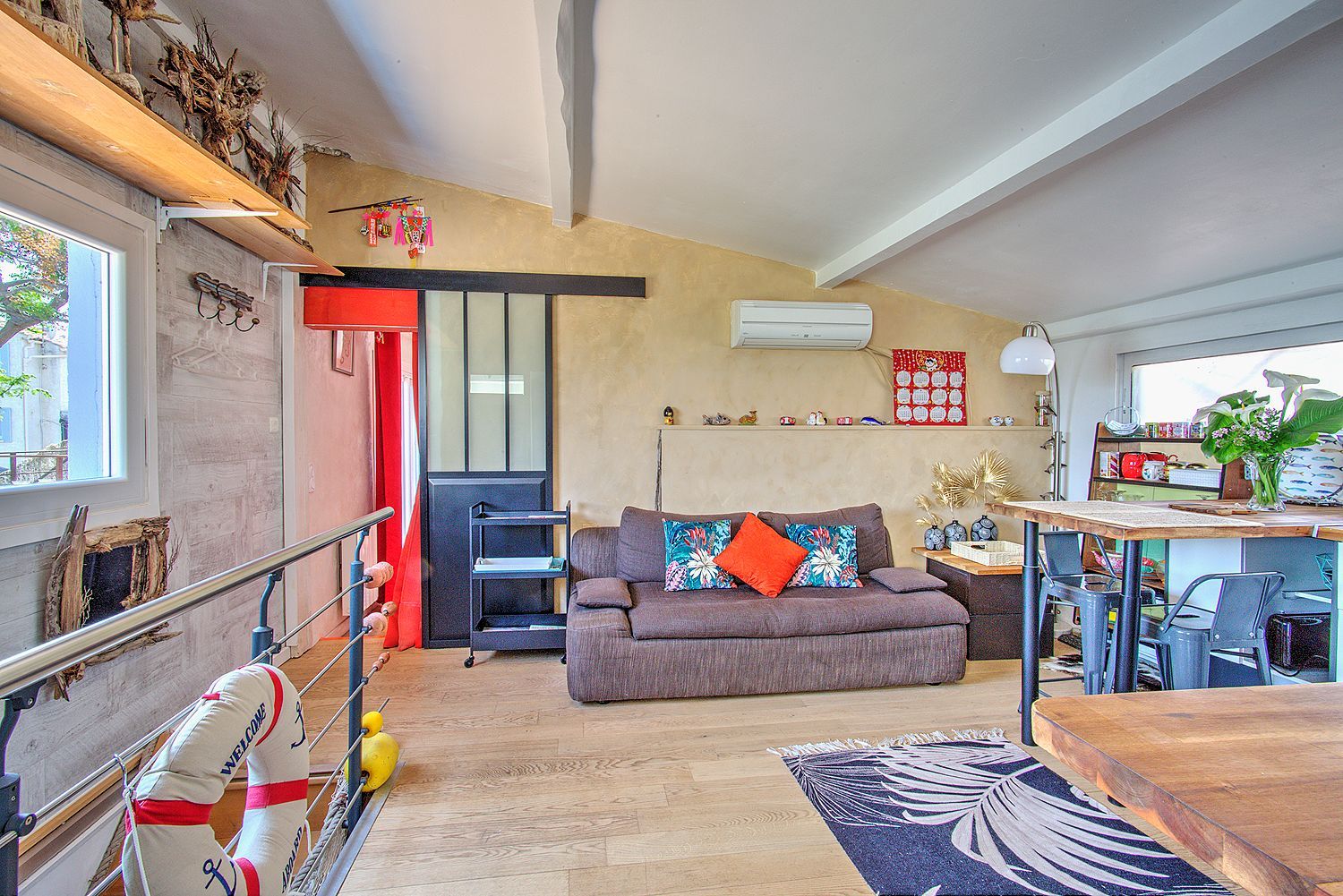 Pièce principale avec canapé