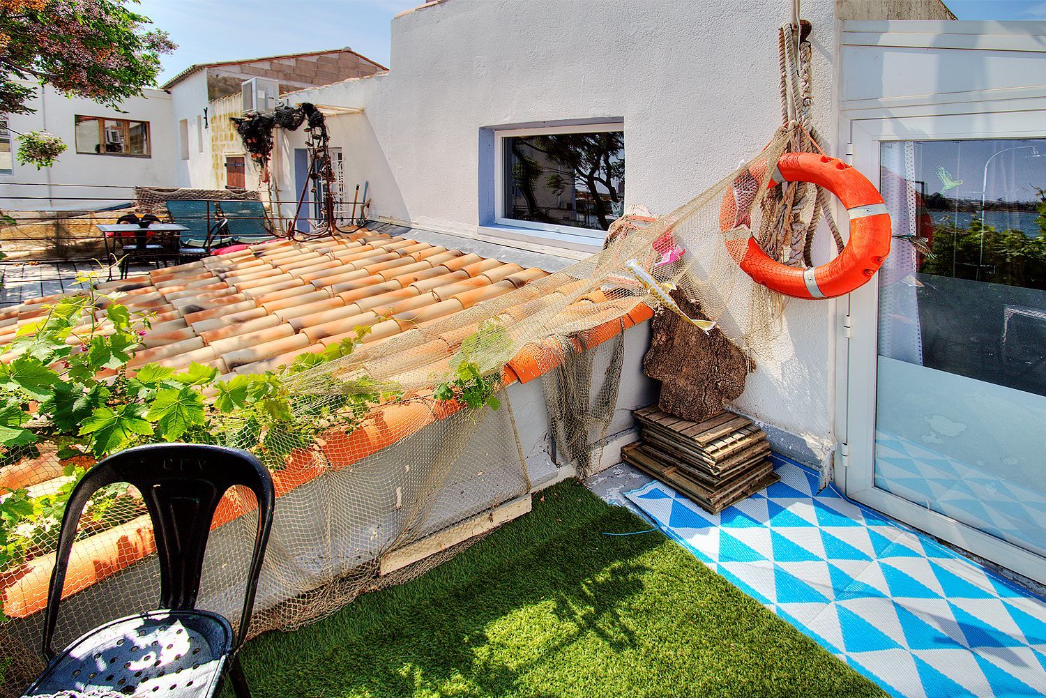 Terrasse sur les toits et pelouse synthétique