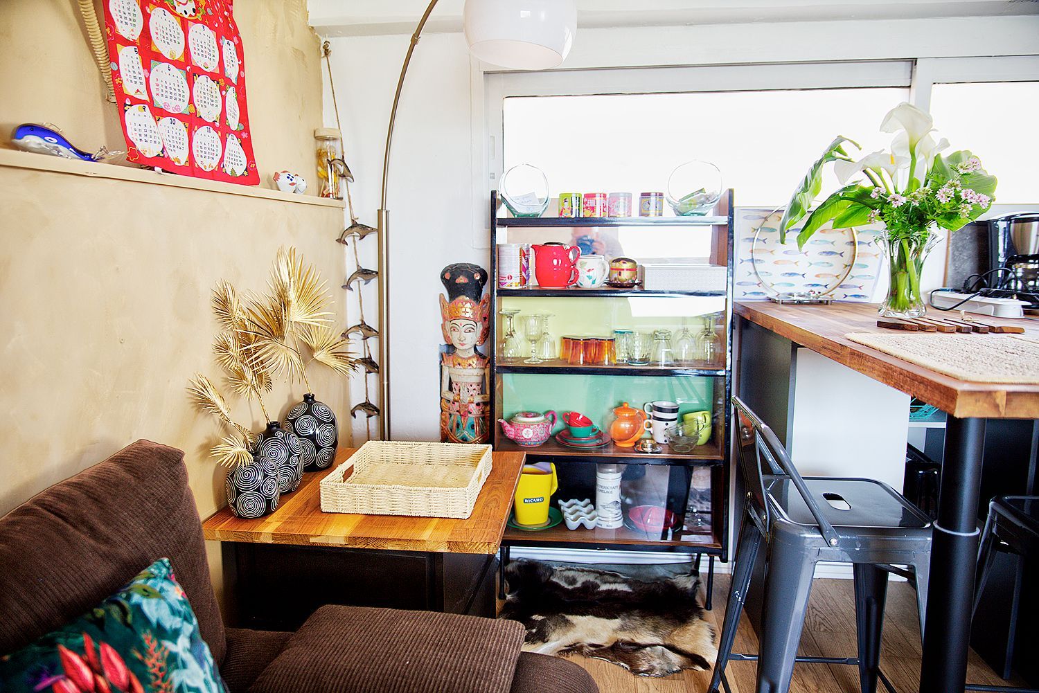 Coin cuisine avec étagère et table