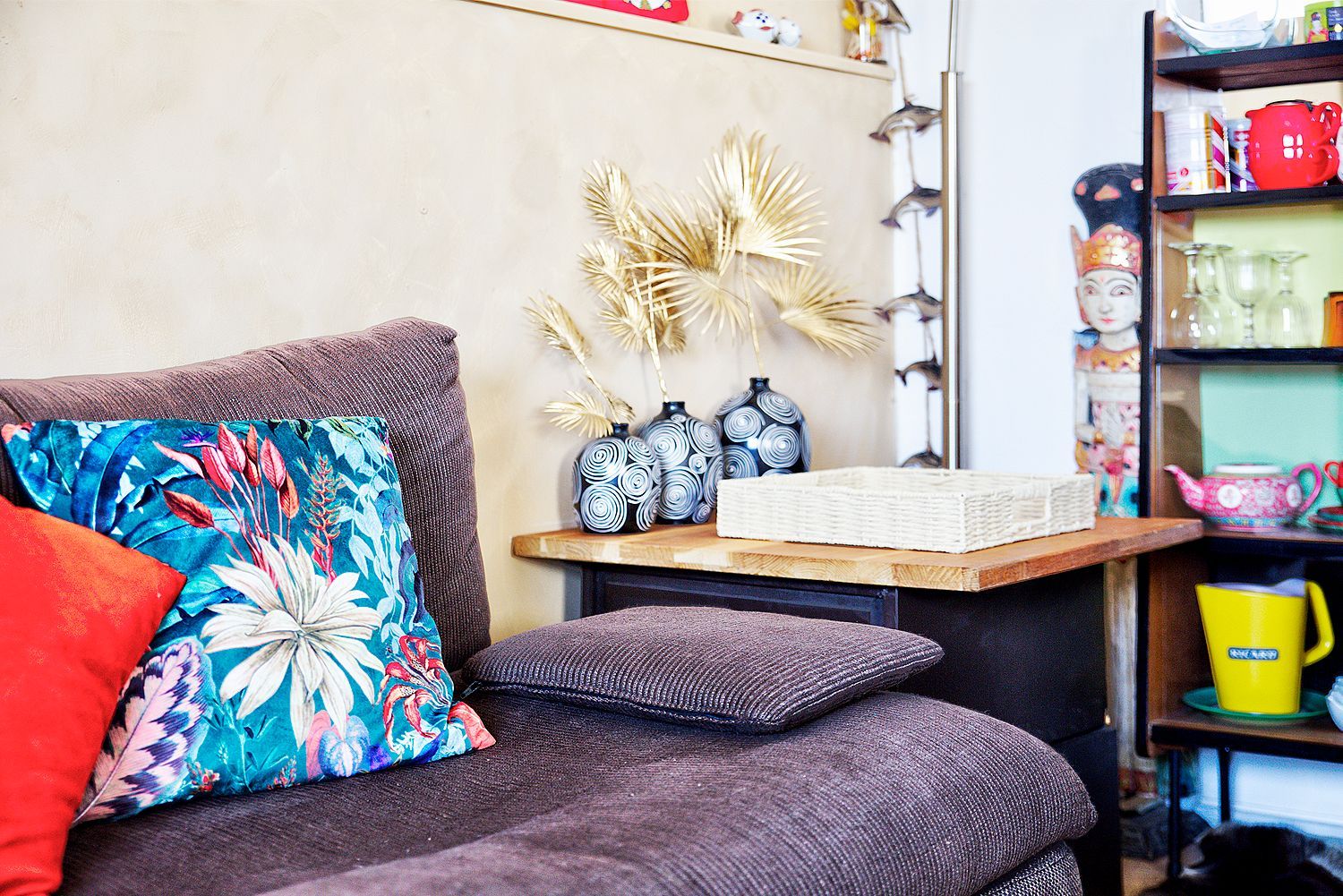 Canapé gris avec coussin