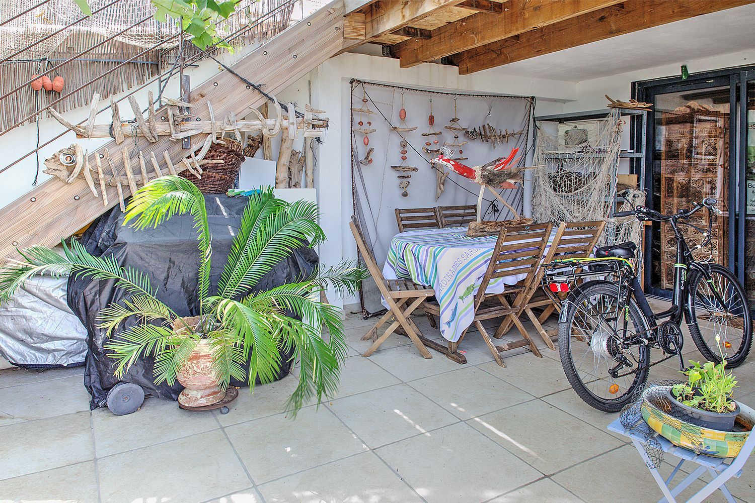 Table de jardin et vélo