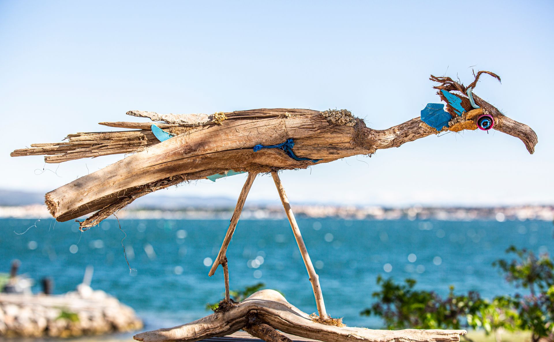 Oiseau sculpté en bois flotté