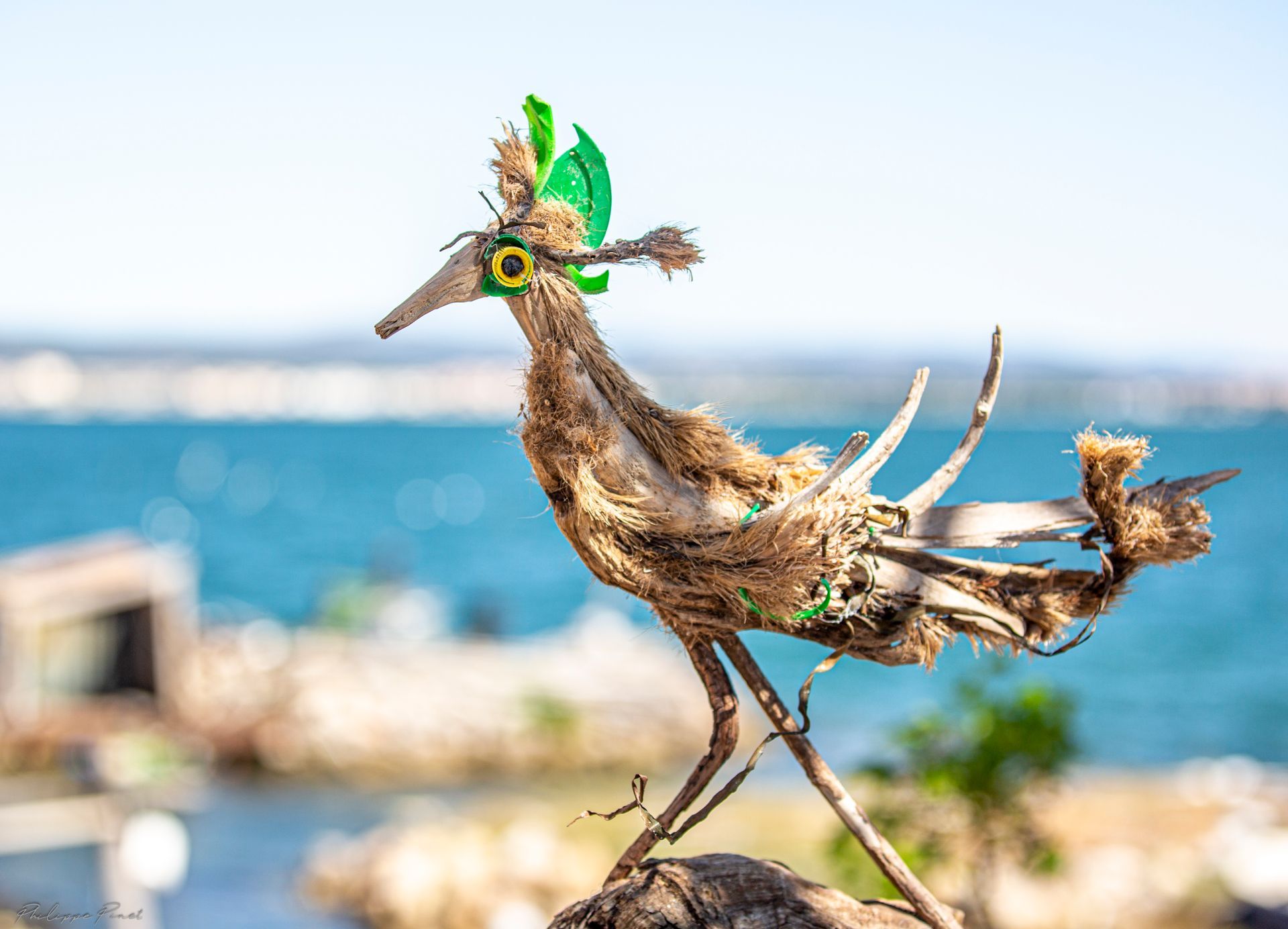 Oiseau vert en bois sculpté