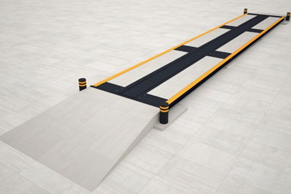 Una rampa de hormigón con una franja negra y amarilla.