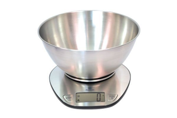 Un recipiente de acero inoxidable se encuentra encima de una báscula digital.
