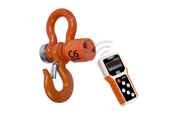 Un gancho de grúa con un control remoto conectado a él.