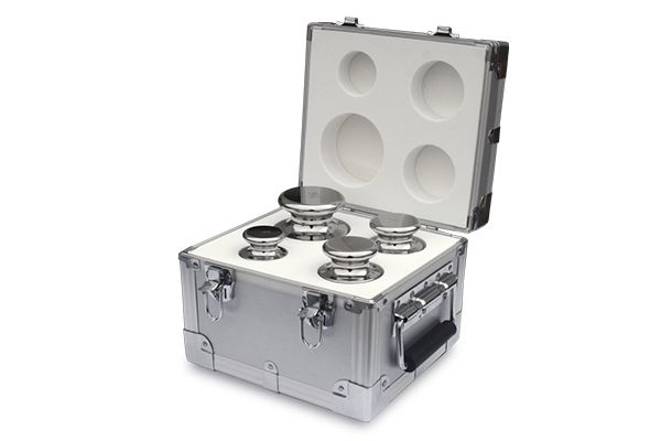 Una caja de aluminio plateada con cuatro agujeros.