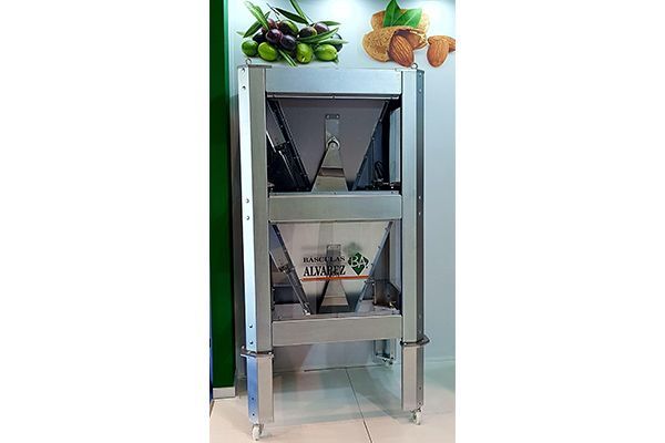 Un estante de acero inoxidable con una imagen de verduras en él.