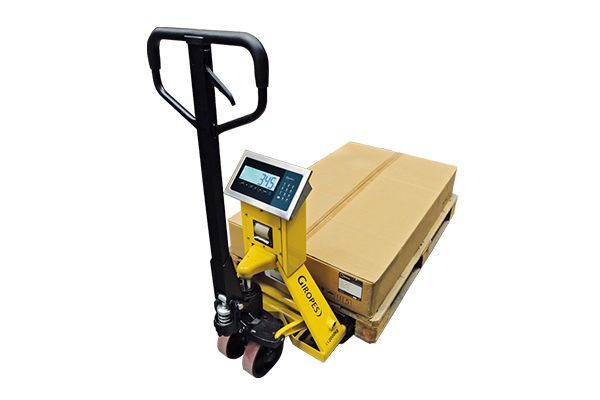 Una transpaleta con una báscula digital acoplada a ella.