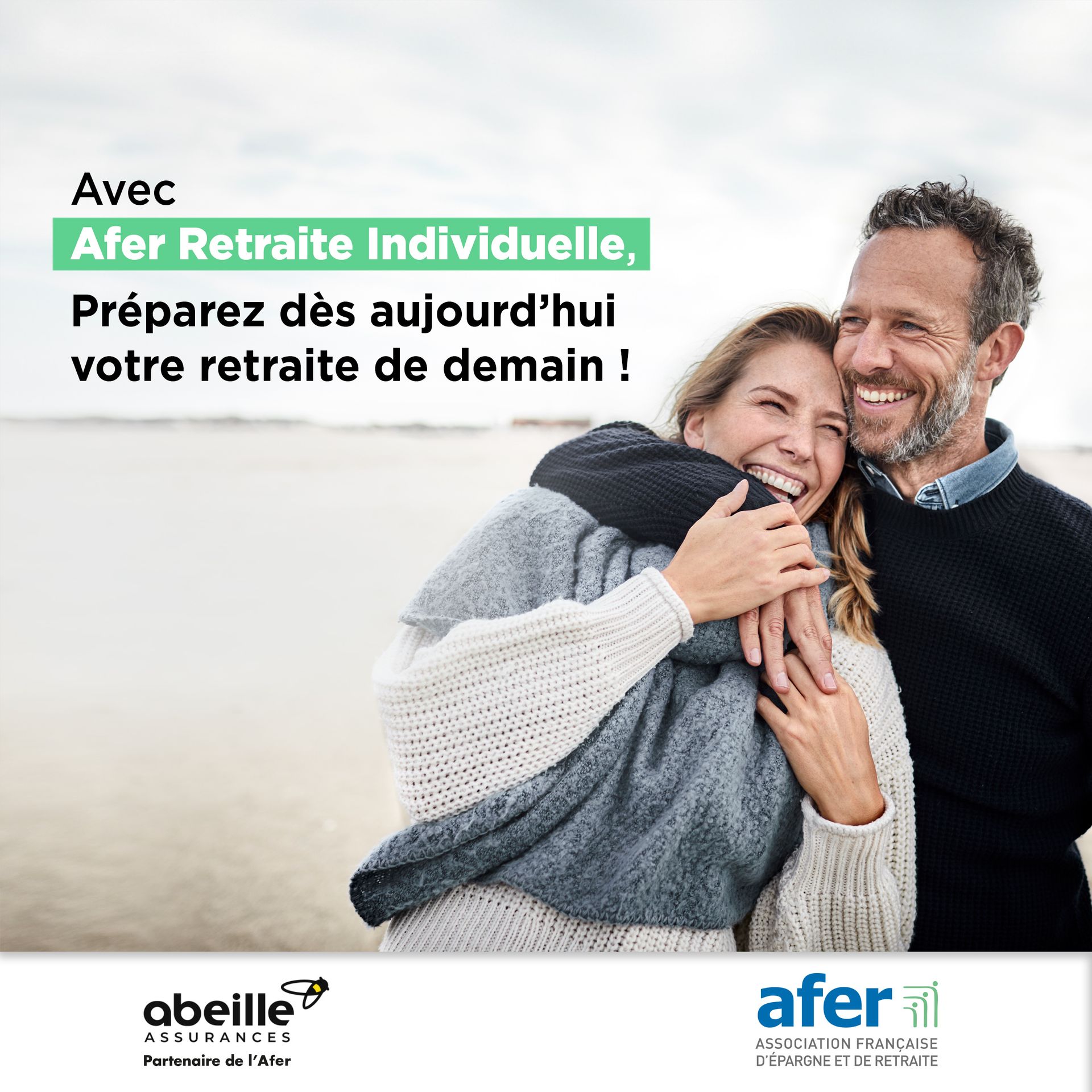 Un couple enlacé illustrant une brochure sur le contrat Afer Retraite Individuelle.
