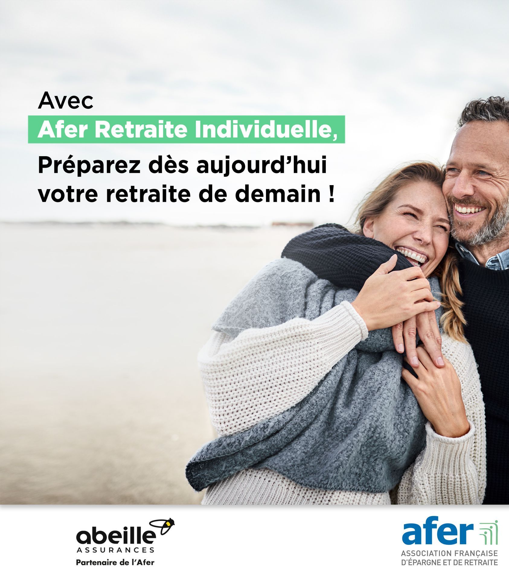 Brochure sur le plan d’épargne avec, pour l'illustrer, un couple à la plage.