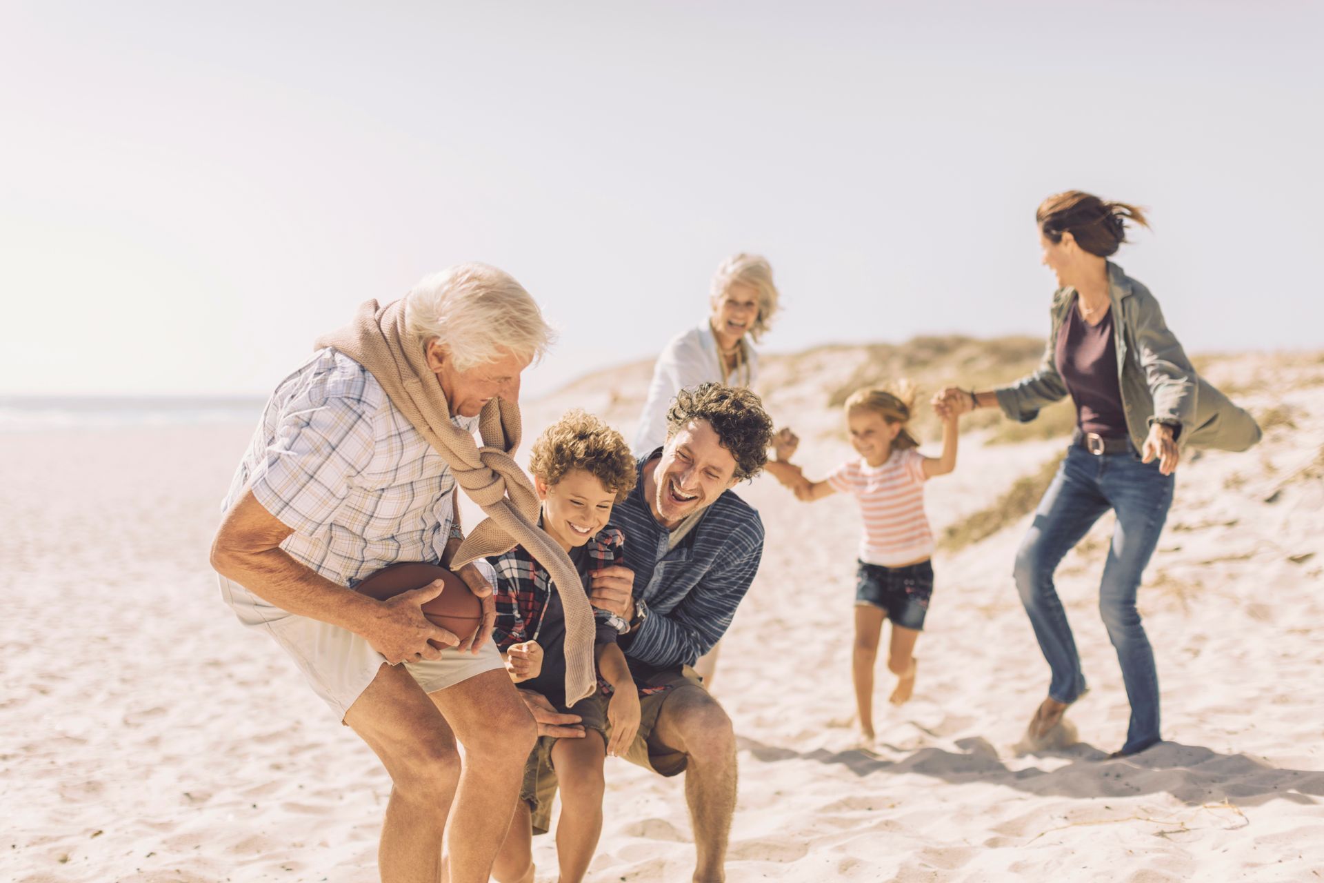 Une famille à la plage.