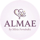 Logotipo de ALMAE en un c&iacute;rculo rosa p&aacute;lido con un icono de coraz&oacute;n floral y el texto &ldquo;by Silvia Fern&aacute;ndez&rdquo;.