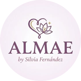 Logotipo de ALMAE en un c&iacute;rculo rosa p&aacute;lido con un icono de coraz&oacute;n floral y el texto &ldquo;by Silvia Fern&aacute;ndez&rdquo;.
