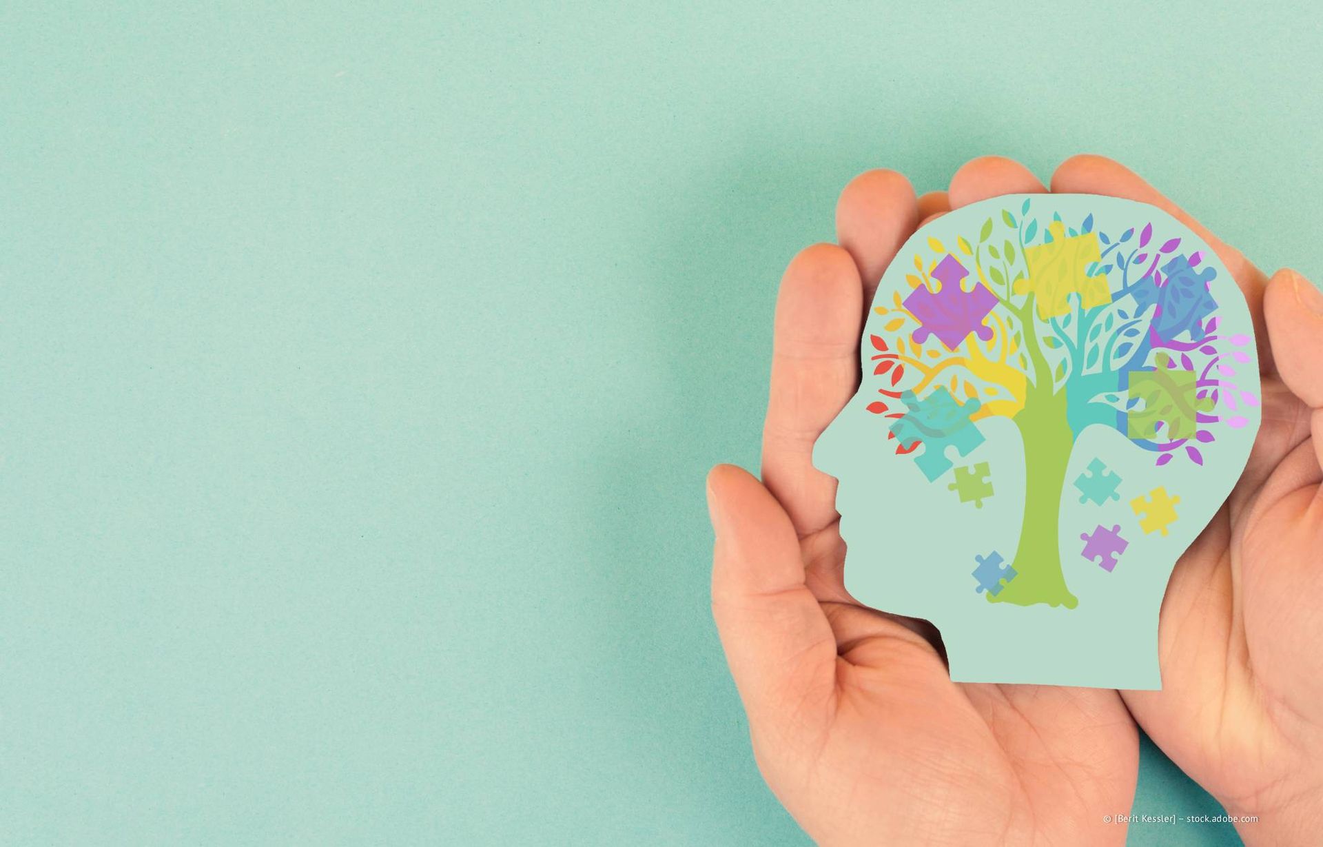 Hände halten die hellblaue Silhouette eines Kopfes, daneben ein Baum aus Puzzleteilen auf türkisfarbenem Hintergrund.