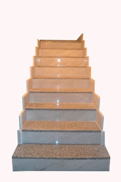 Un conjunto de escaleras que suben y bajan sobre un fondo blanco.