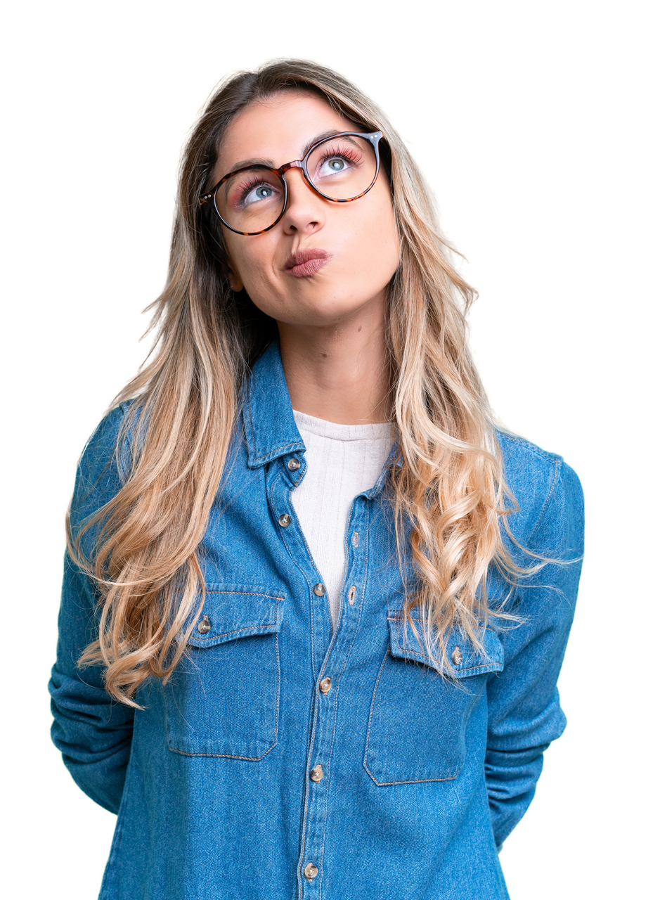 Jeune femme blonde portant des lunettes se posant des questions