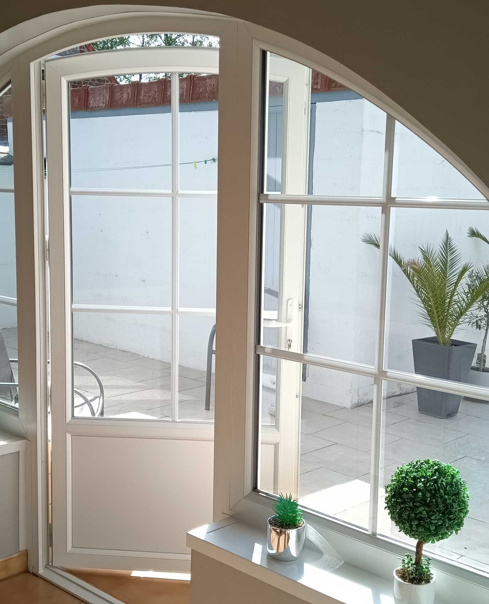Porte-fenêtre PVC Hermine en demi-lune vue de l'intérieur