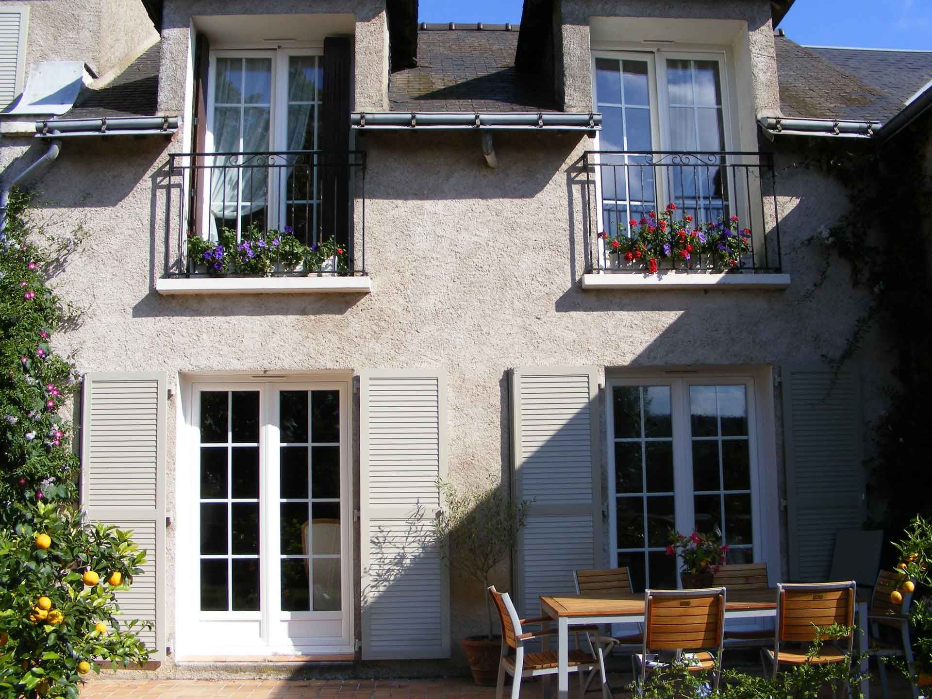 Façade de maison côté jardin avec fenêtres en PVC