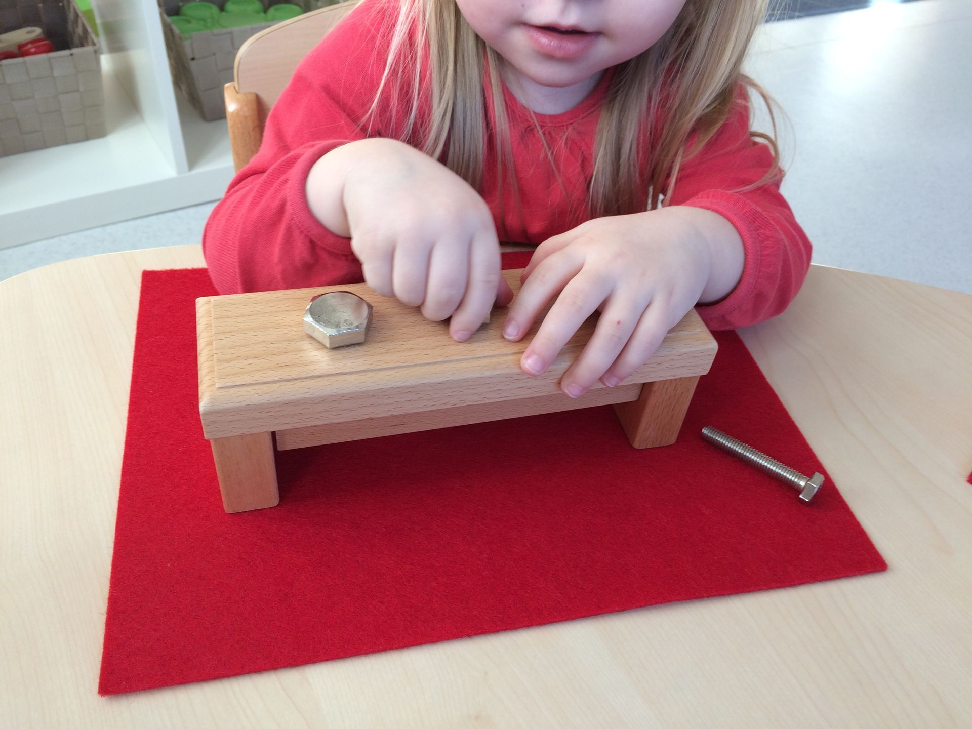 Petite  fille en train de jouer avec un jeu en bois
