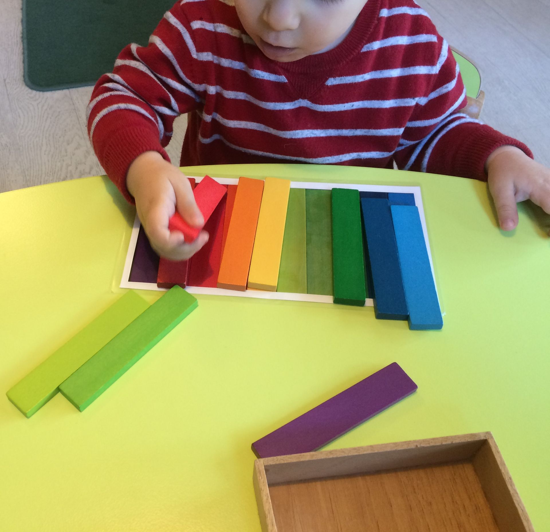 Tout petit en train de jouer