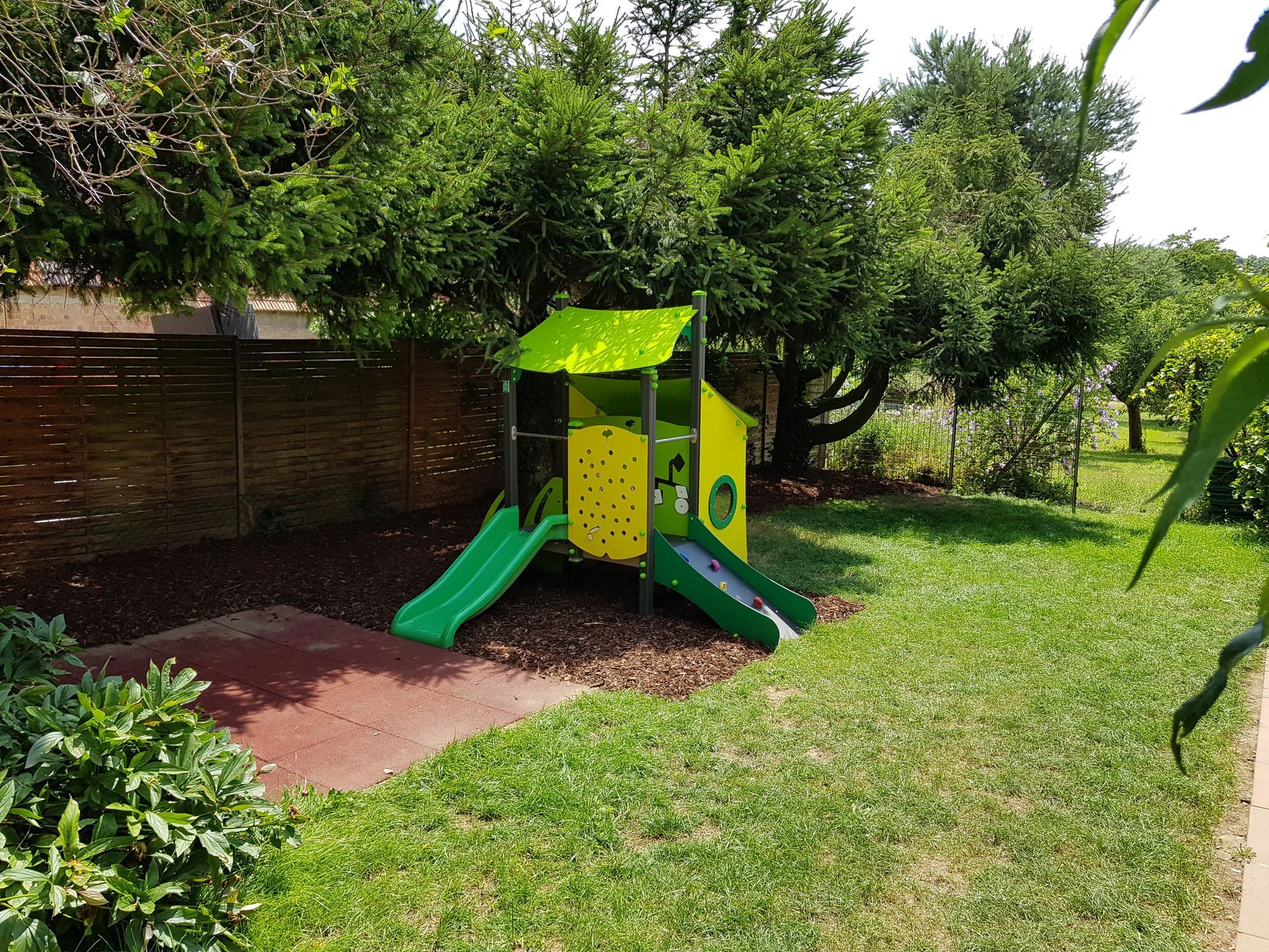 Une cabane pour enfant dans un jardin