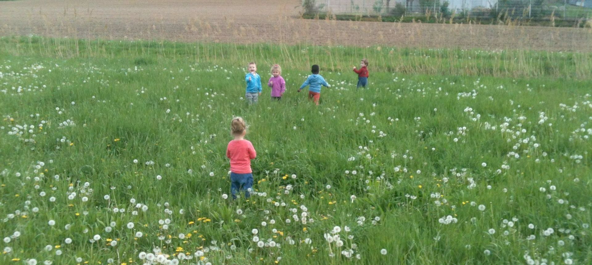 Enfant en train de jouer avec un jeu coloré