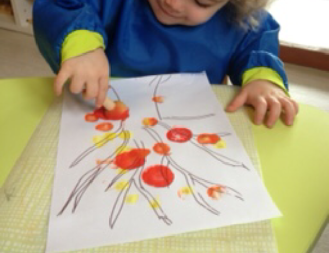 Enfant en train de jouer avec un jeu en bois