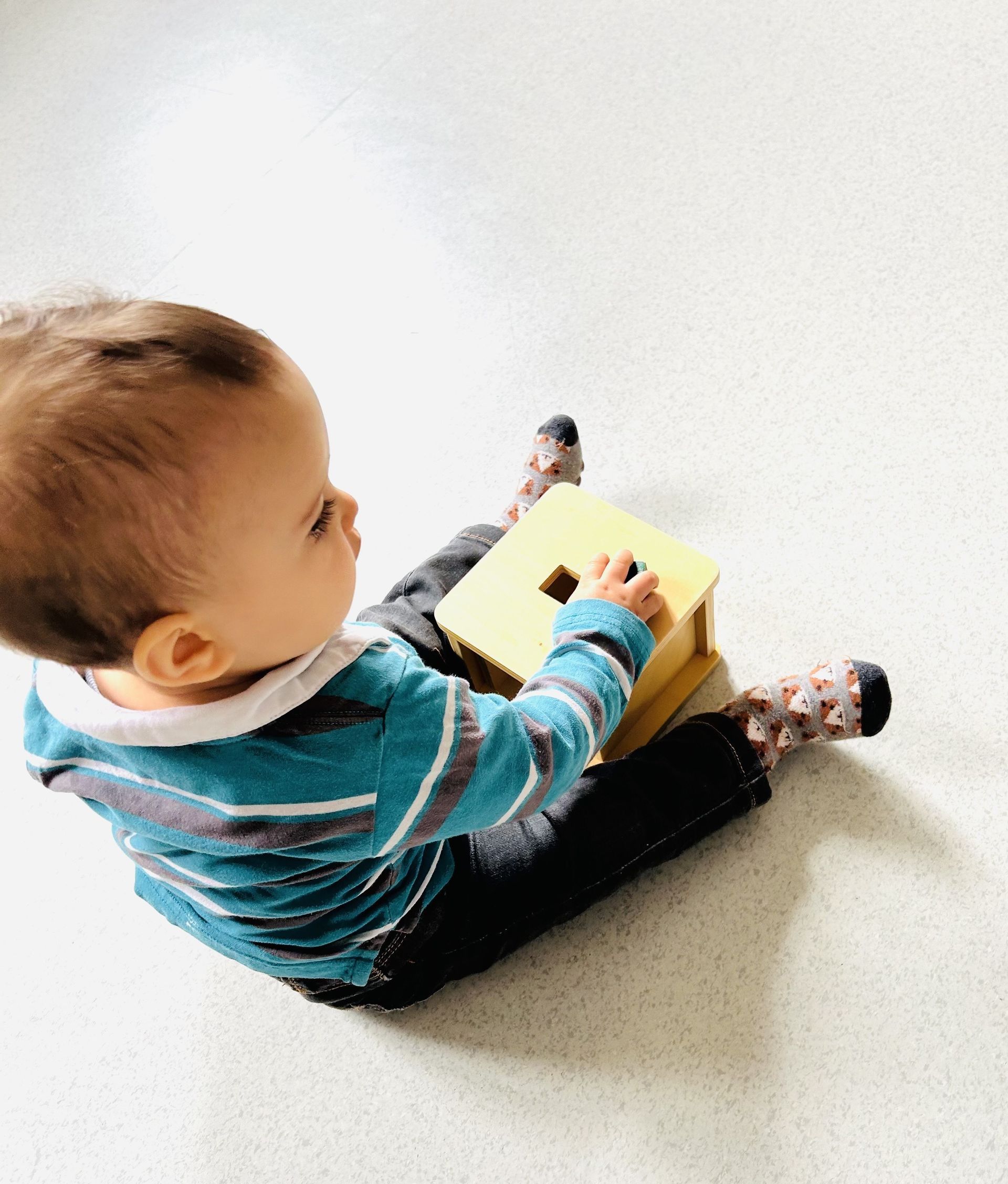 Une petite fille en train de jouer
