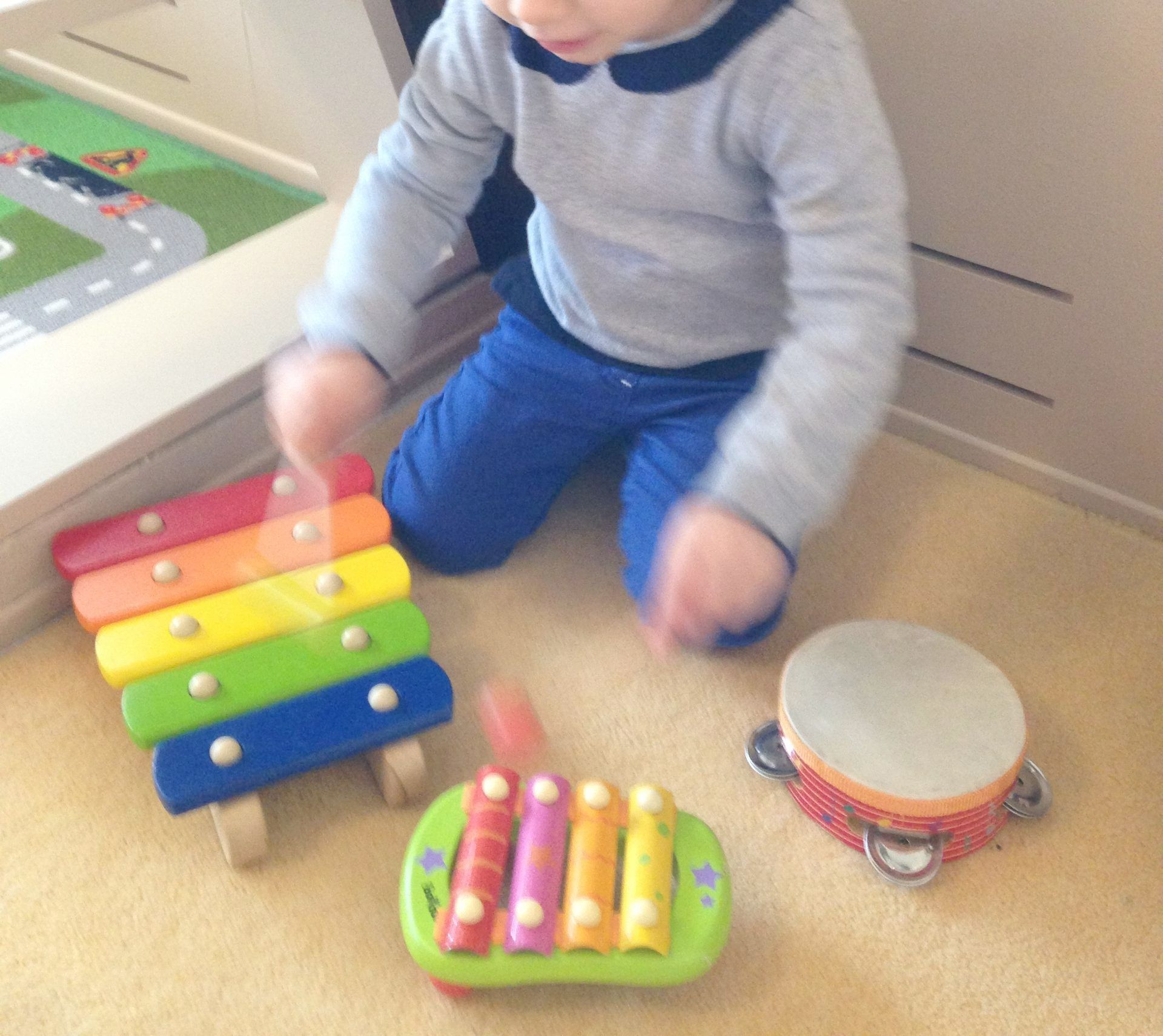 Petit garçon avec un jeu en bois