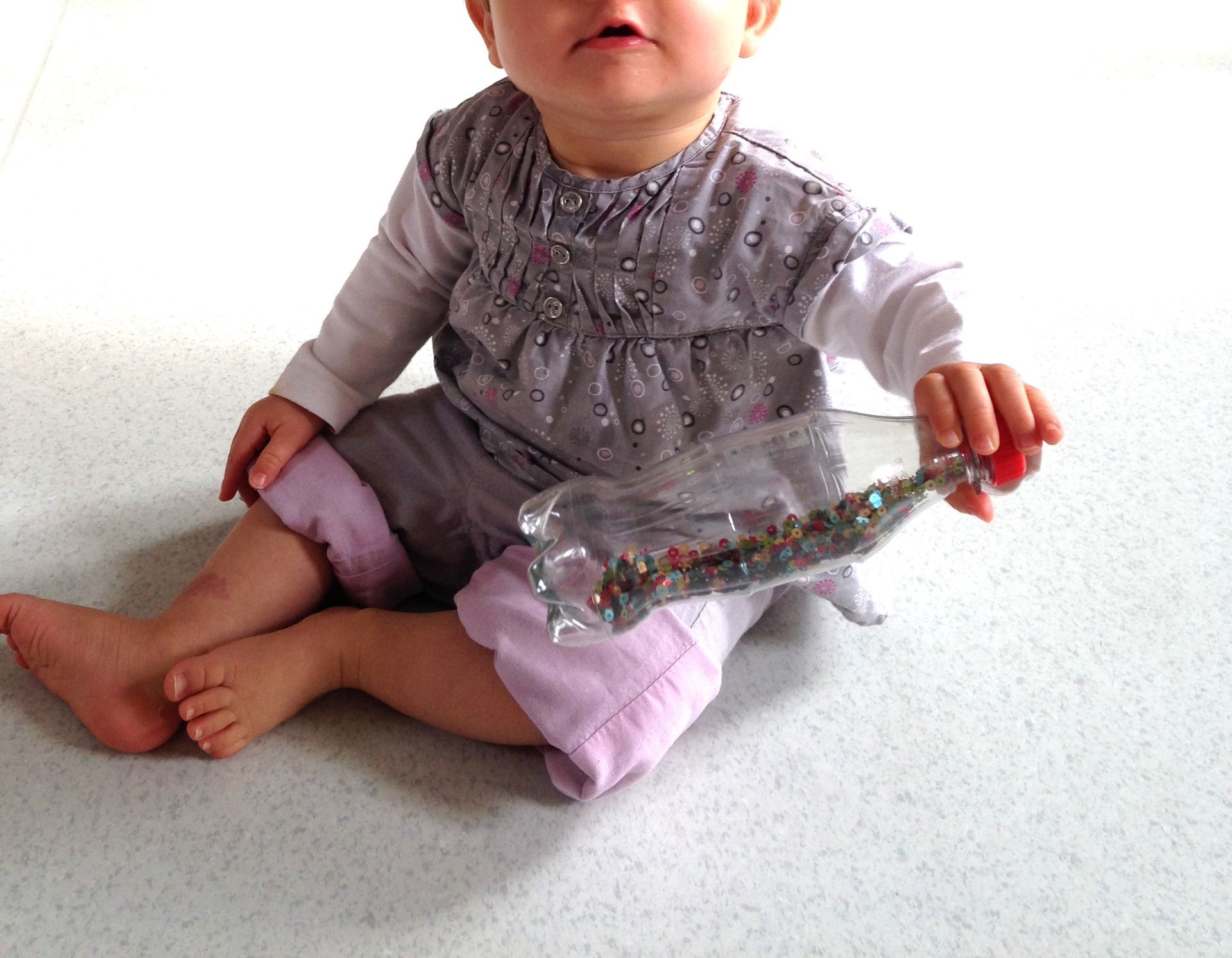 Enfant avec jeu coloré