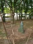 Ein unscharfes Bild einer Schaukel in einem Park mit Bäumen im Hintergrund.