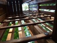 Eine Holzkonstruktion mit vielen Holzbalken.