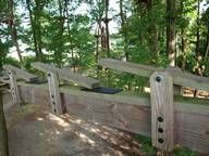 Ein Holzzaun mitten in einem Wald.