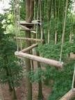 Ein Hochseilgarten mitten in einem Wald.