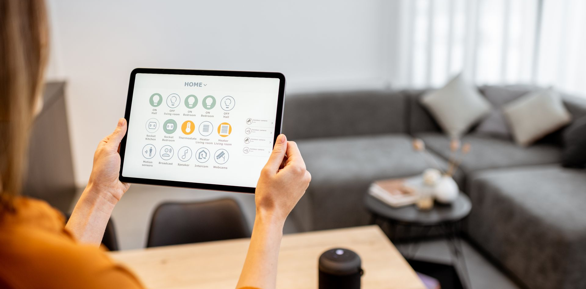 Une femme sur sa tablette