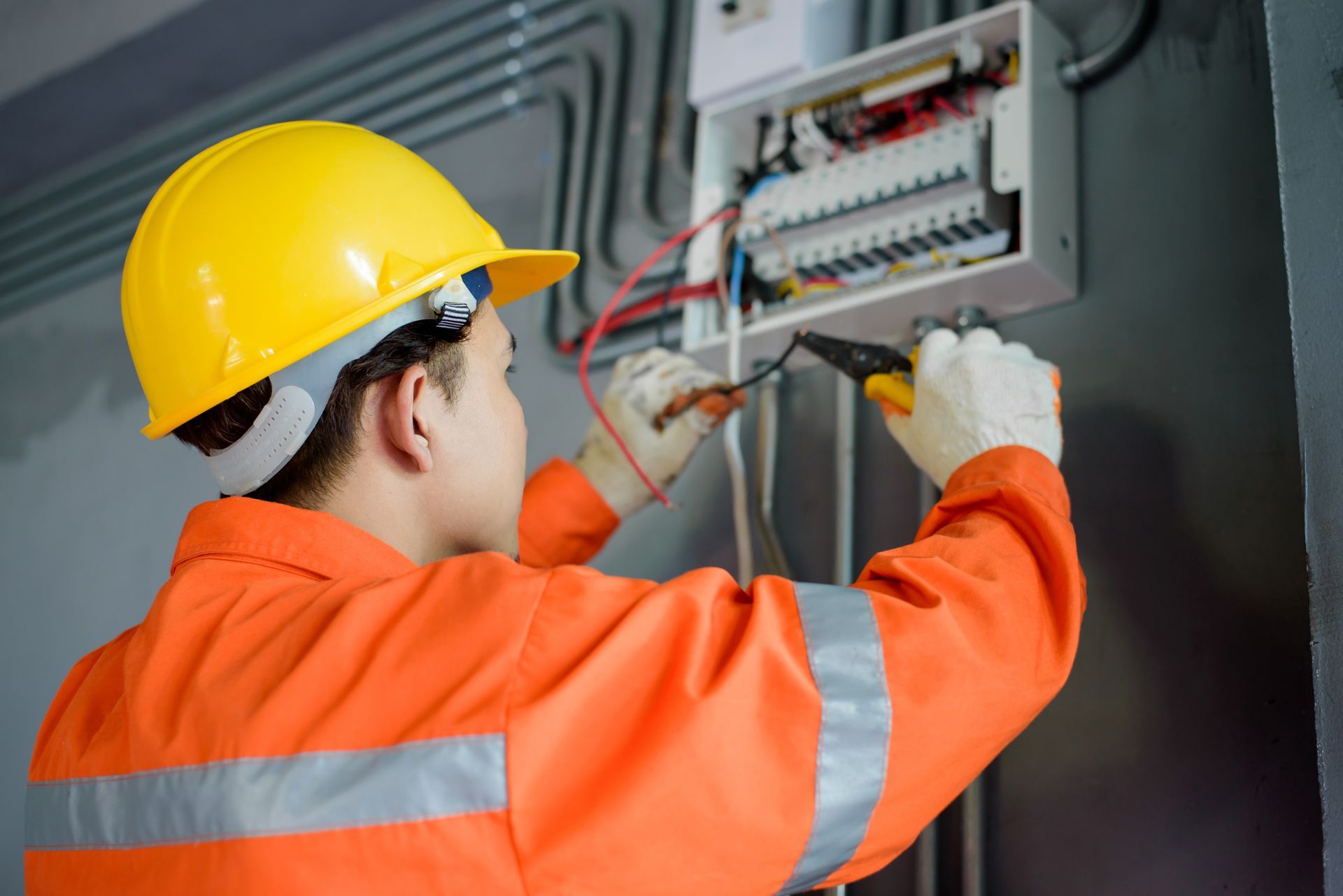 Un électricien avec un casque qui travaille