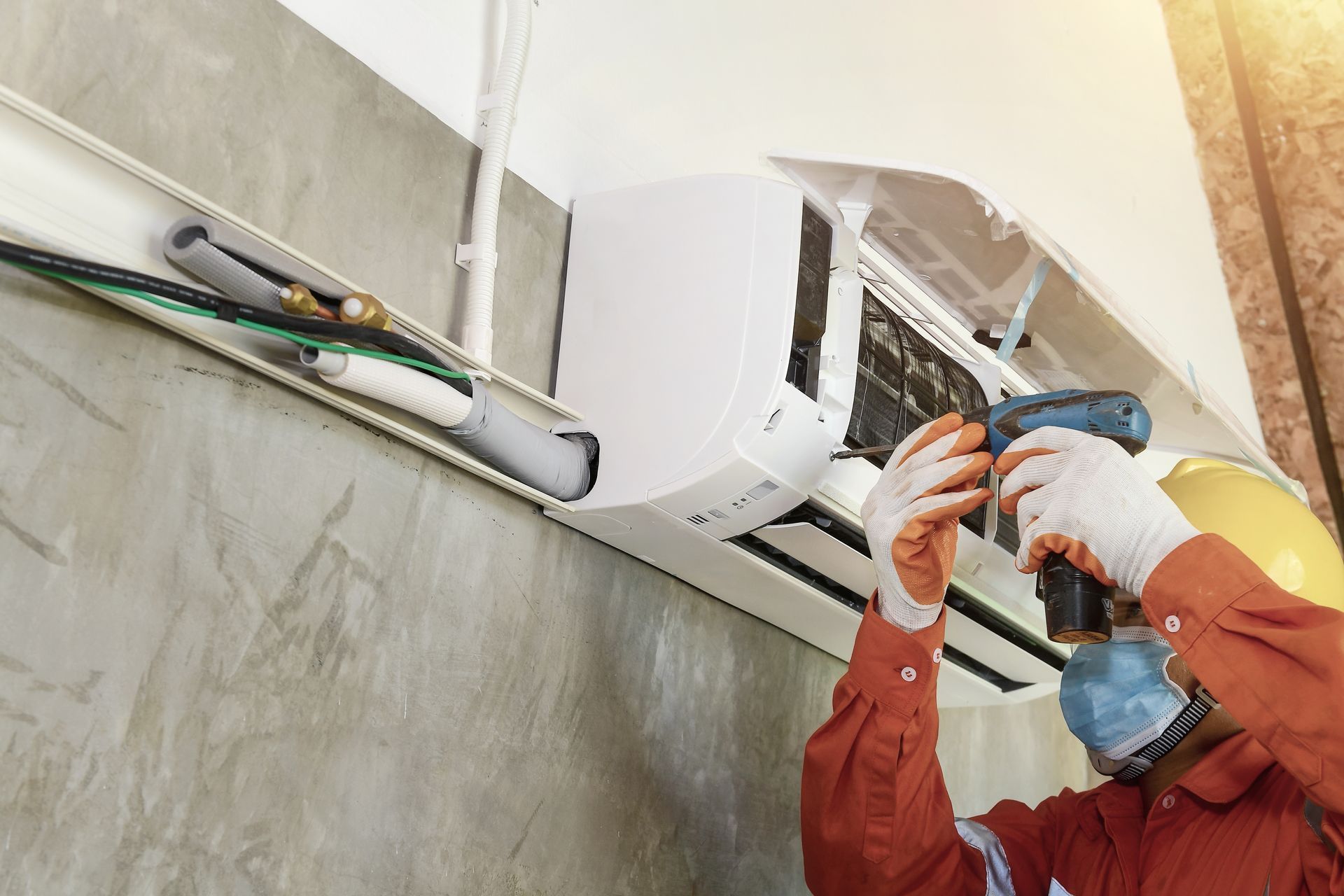Un électricien répare un équipement de climatisation