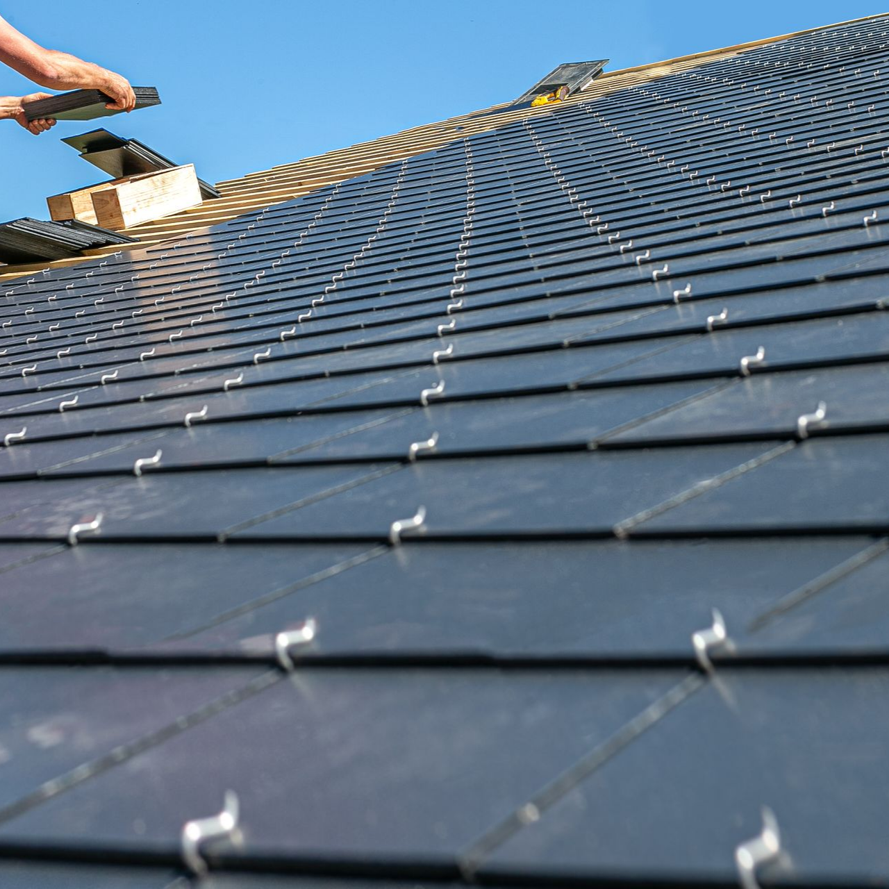 Pose d'ardoise sur un toit.