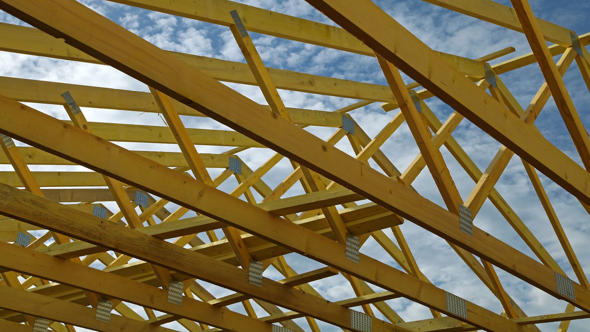 Charpente de toit en bois en construction.