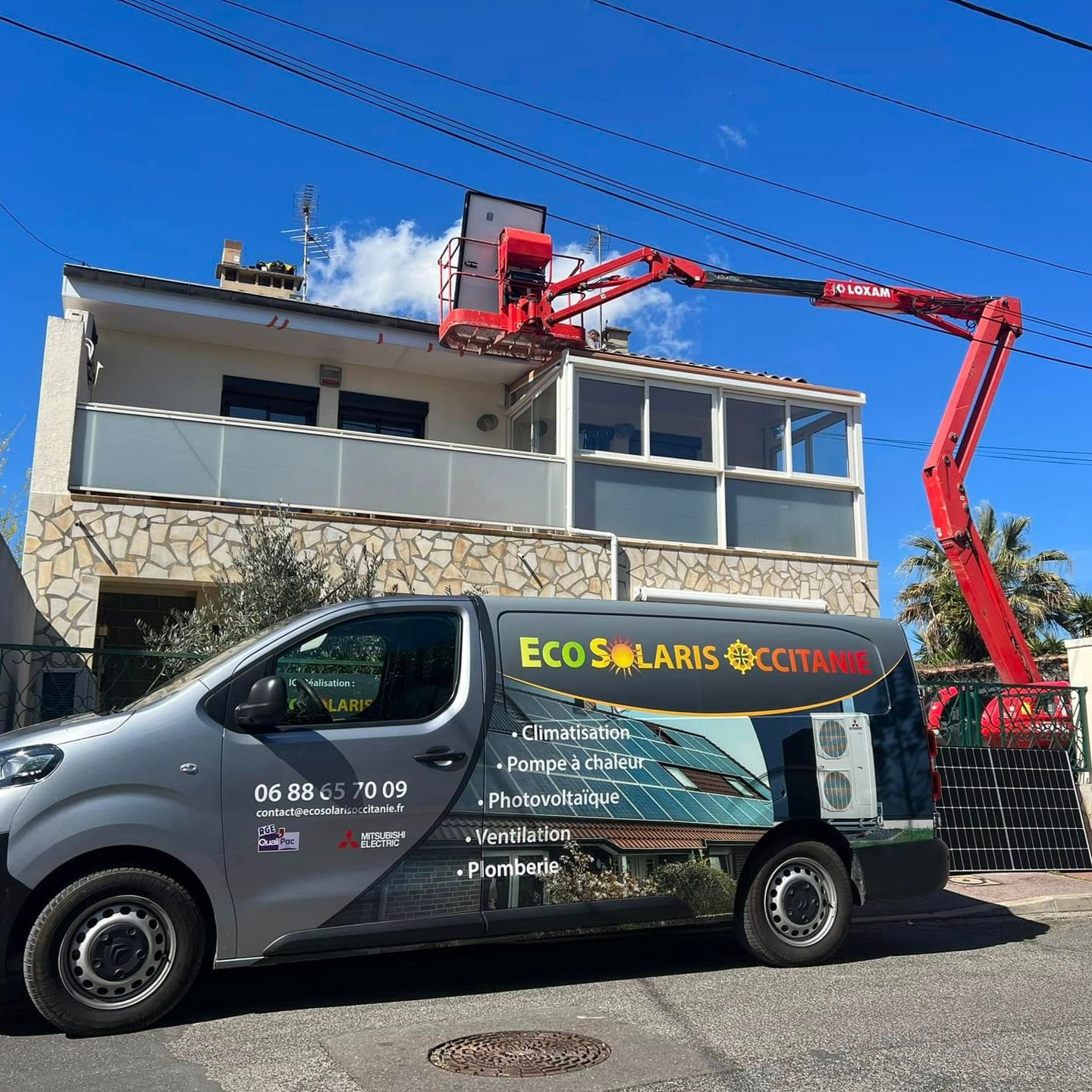Camionnette d'Éco Solaris Occitanie, nacelle élévatrice utilisée pour monter des panneaux photovoltaïques sur le toit d'une maison