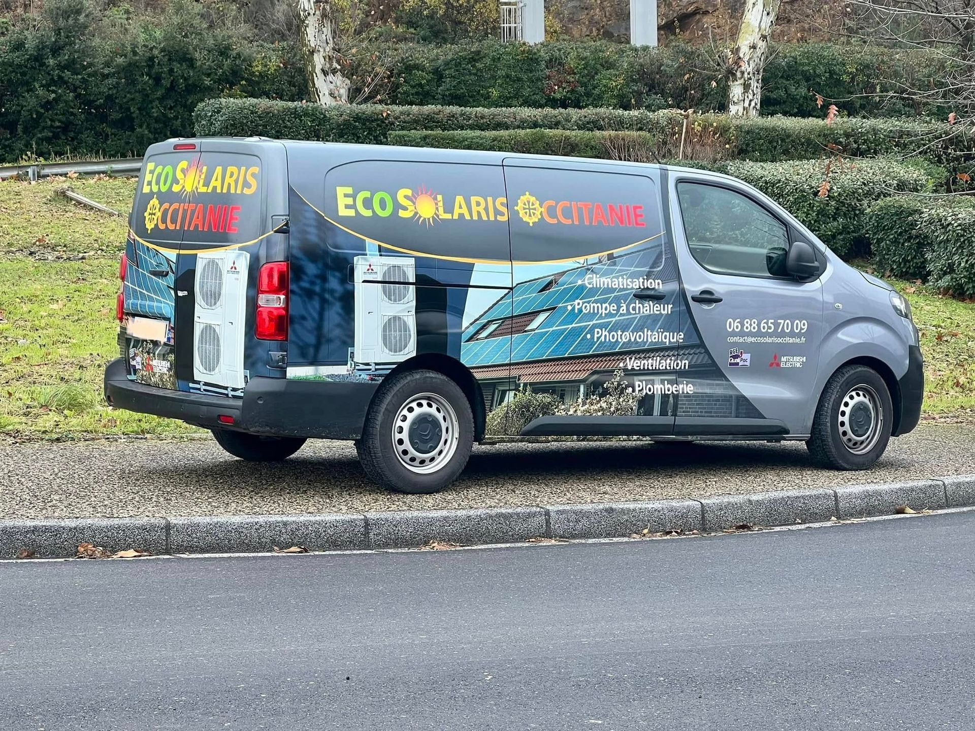 Camionnette de la société Éco Solaris Occitanie garée sur un trottoir