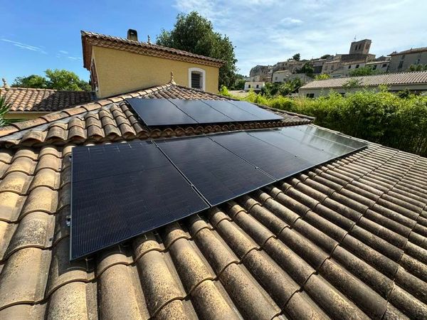 Panneaux photovoltaïques installés sur un toit de tuiles en terre cuite