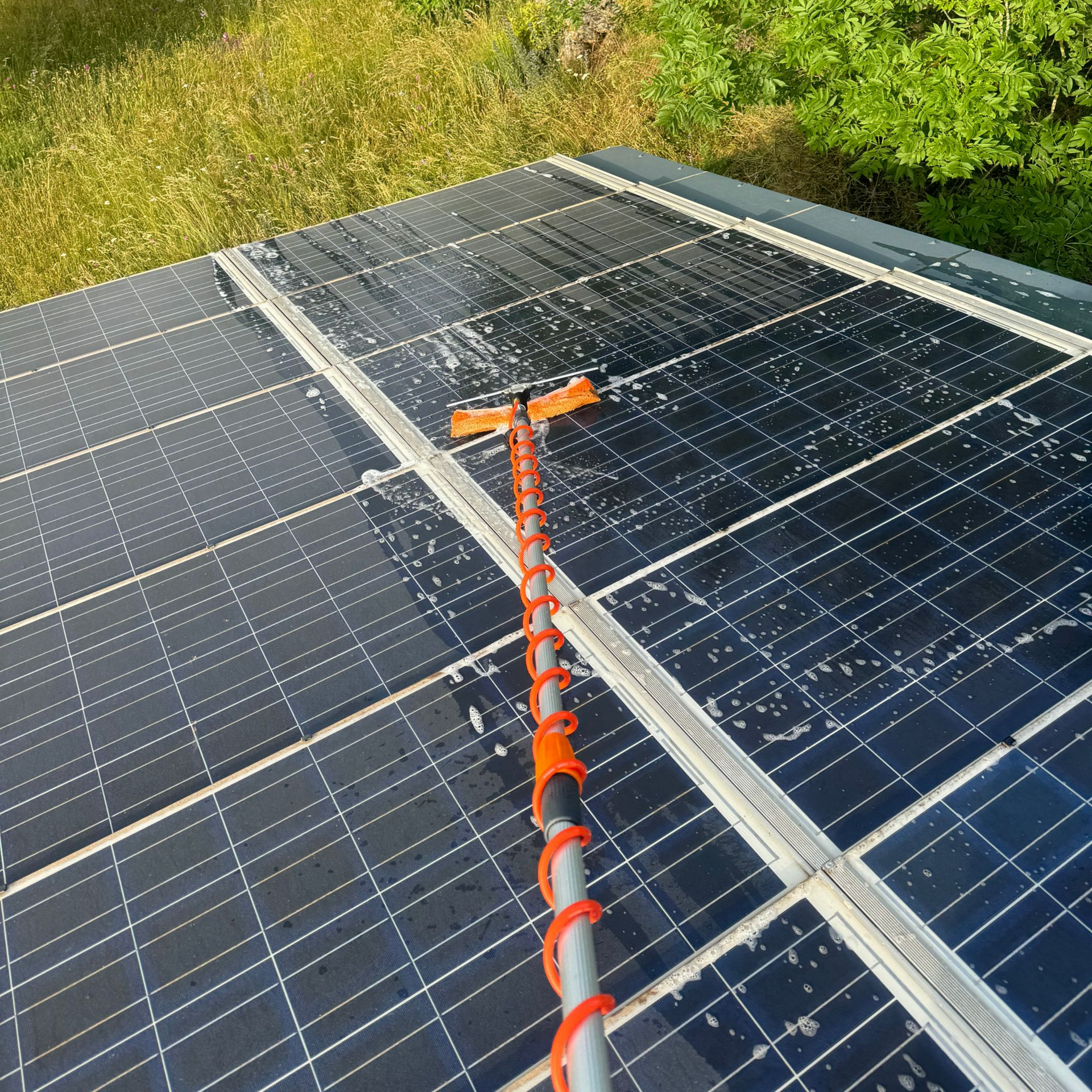 Lavage de panneaux photovoltaïques avec une brosse télescopique