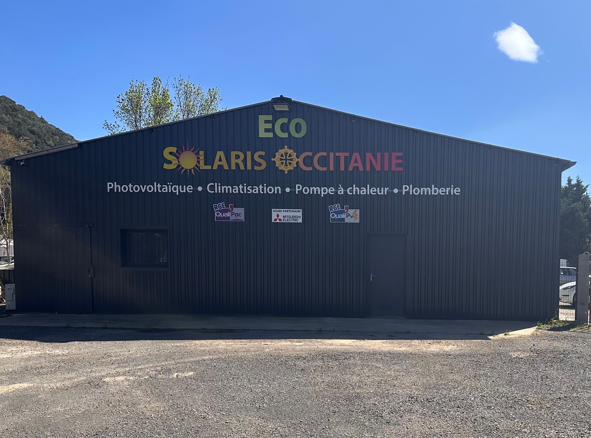 La façade du bâtiment Éco Solaris Occitanie, de couleur gris foncé