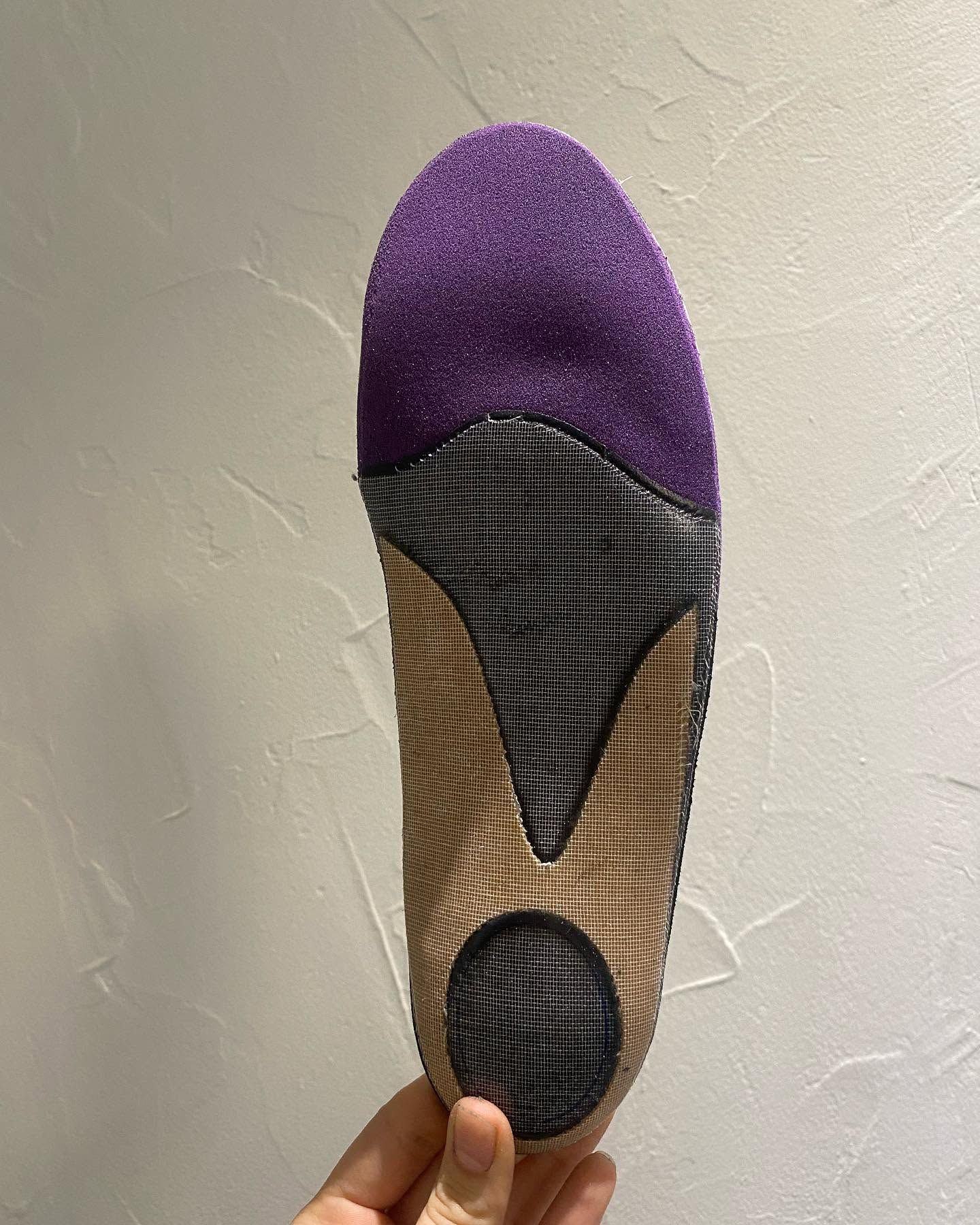 Semelle de chaussure avec bout violet, cambrure à carreaux gris, côtés beiges et talonnette noire maintenue droite