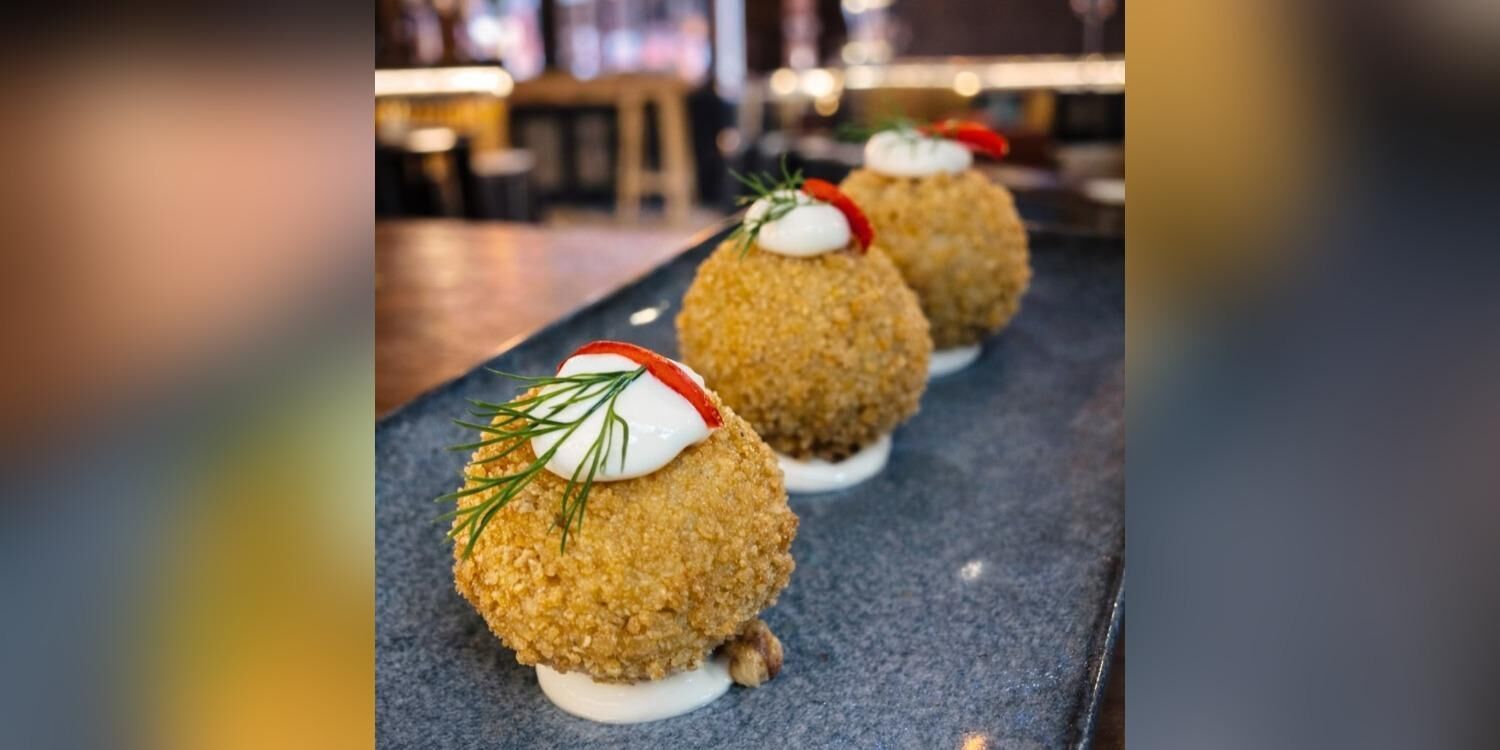 Tres bolitas de aperitivo rebozadas en pan rallado y 