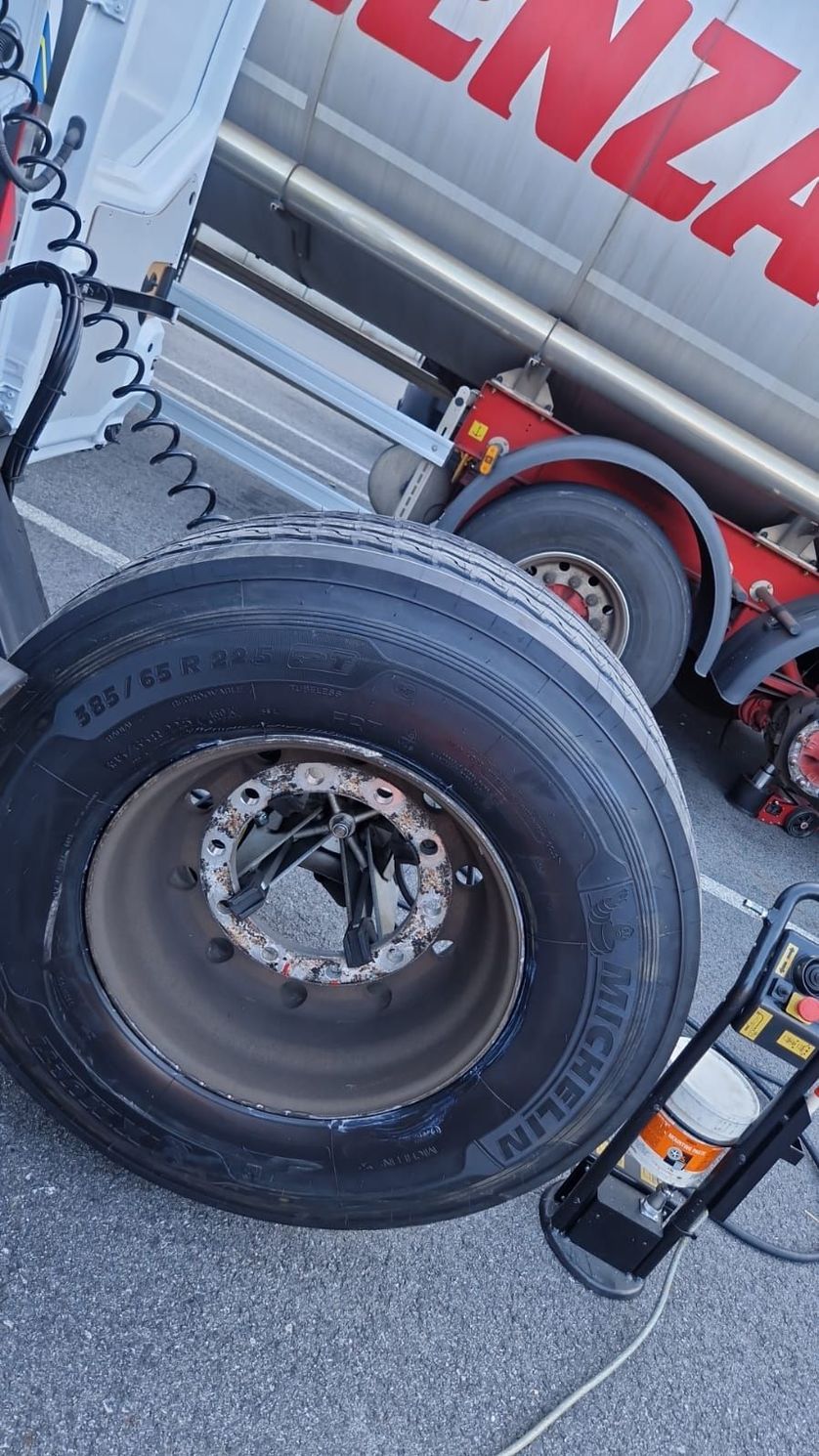 Homme qui répare une roue de camion